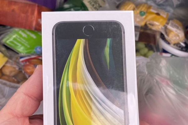 Anh Nick James sống tại Anh đã vô cùng bất ngờ khi mua táo nhưng nhận được iPhone SE mới nguyên trong gói hàng đặt trên mạng của mình.