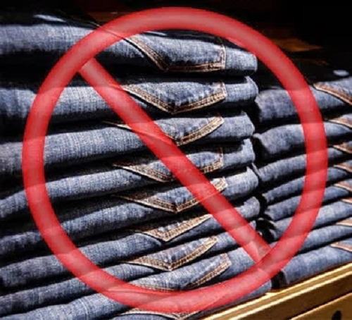 Triều Tiên cũng ban hành lệnh cấm mặc quần jean xanh hoặc xỏ khuyên. Những người bị phát hiện đeo khuyên tai, mặc quần bò có thể mắc phải "hành vi chống xã hội" dẫn đến nguy cơ bị đưa đến các trại lao động.