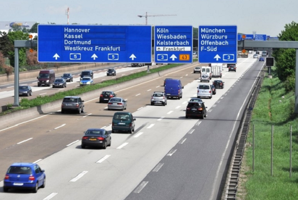 Đức ban hành luật không được phép hết xăng trên đường cao tốc Autobahn - một mạng lưới đường cao tốc tốc độ cao ở Đức và không có giới hạn tốc độ chính thức ở đây. Vì vậy, việc xe hết xăng giữa đường cao tốc này là rất nguy hiểm.