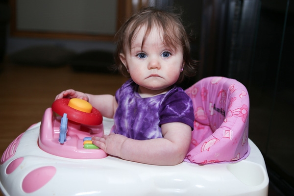 Năm 2004, Canada quyết định cấm sử dụng xe tập đi cho các em bé với lý do chiếc xe sẽ làm trì trệ khả năng di chuyển và sự phát triển của trẻ nhỏ, chưa kể lại còn vô cùng nguy hiểm nữa.