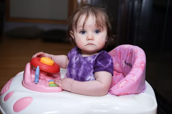 Năm 2004, Canada quyết định cấm sử dụng xe tập đi cho các em bé với lý do chiếc xe sẽ làm trì trệ khả năng di chuyển và sự phát triển của trẻ nhỏ, chưa kể lại còn vô cùng nguy hiểm nữa.