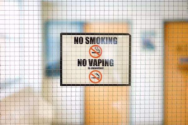 Ngoài ra, các kim loại có thể gây độc như chì, bạc, cadmium, chromium, thủy ngân, nickel cũng được xác định có trong thuốc lá điện tử.