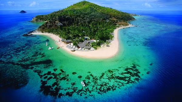  Cộng hòa Fiji là một đảo quốc thuộc châu Đại Dương, thuộc phía nam Thái Bình Dương, phía tây Vanuatu, phía đông Tonga và phía nam Tuvalu. Đảo quốc này bao gồm 322 đảo. Có 2 đảo chính là Viti Levu và Vanua Levu, chiếm khoảng 87% dân số.