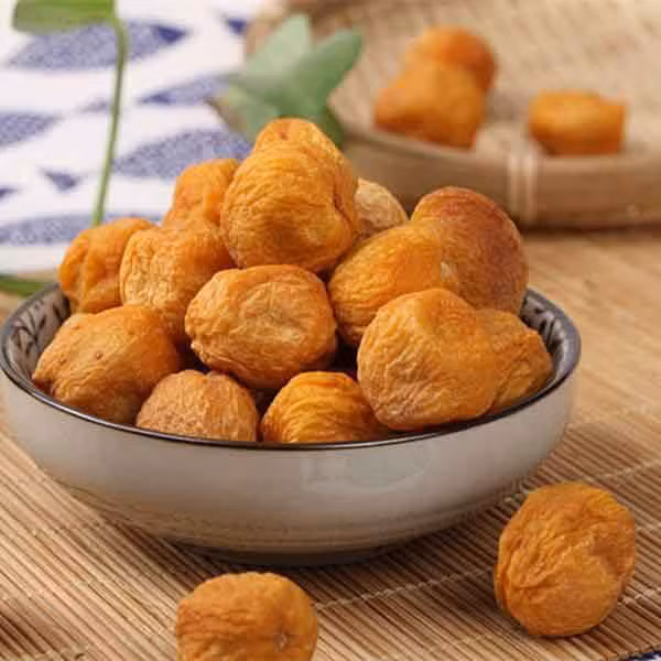 Ở quốc đảo Fiji, những cây mơ mọc lên rất phát triển, ra trái trĩu quả. Người dân ở đây thường dùng mơ khô, mơ dẻo để làm thực phẩm hàng ngày. Quả mơ có chứa hàm lượng vitamin B17 rất dồi dào, đây đồng thời là chất chống oxy hóa, chống được bệnh ung thư rất hiệu quả.