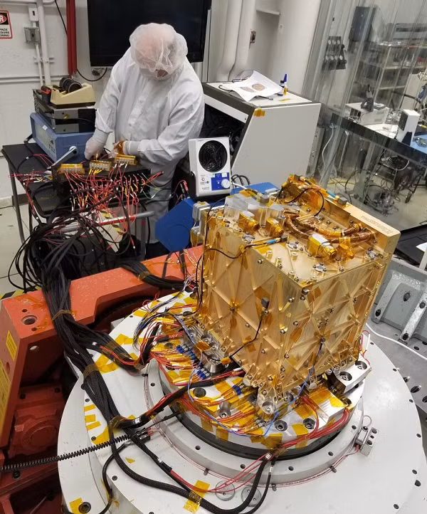 MOXIE là một chiếc hộp màu vàng, to bằng hộp đựng bánh mỳ, có thể “rút” oxy quý giá từ bầu khí quyển độc hại trên Sao Hỏa. Hộp này được gắn bên trong khung gầm của tàu thăm dò Perseverance.