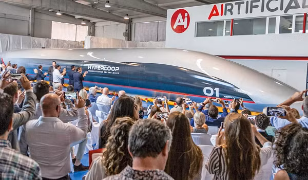 Công ty HTT đã nghiên cứu sử dụng năng lượng tái tạo để cung cấp điện cho hệ thống tàu siêu tốc. Kết quả nghiên cứu về đường tàu siêu tốc ở Ngũ Hồ năm 2019 cho thấy hệ thống Hyperloop nối liền Chicago, Cleveland, và Pittsburgh sẽ giảm 143 triệu tấn CO2 trong vùng.