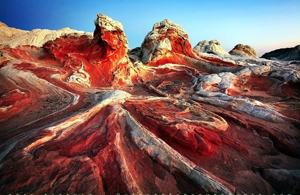 Sa mạc sặc sỡ - Painted Desert ở Mỹ được hình thành bởi các lớp trầm tích xếp chồng lên nhau một cách chặt chẽ.