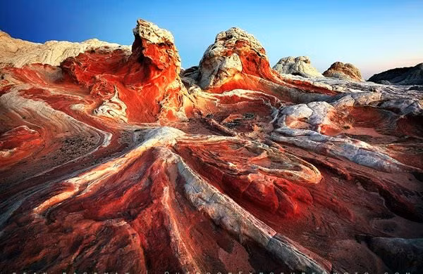 Sa mạc sặc sỡ - Painted Desert ở Mỹ được hình thành bởi các lớp trầm tích xếp chồng lên nhau một cách chặt chẽ.