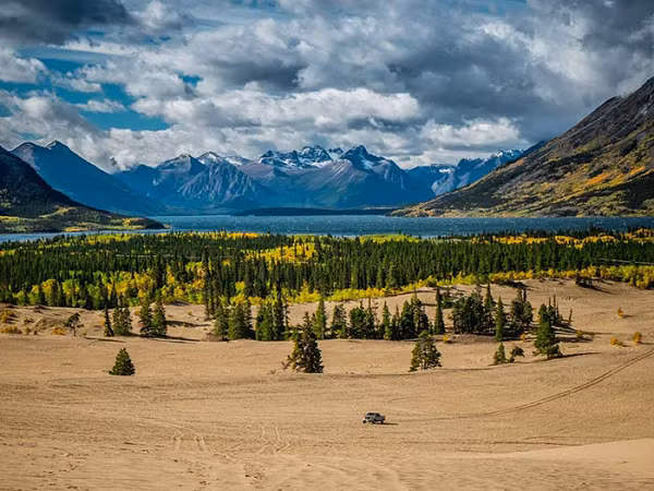 Sa mạc Carcross ở Canada được ghi nhận là sa mạc nhỏ nhất thế giới. Khí hậu khô và gió mạnh đã tạo nên những đụn cát khô cằn. Sa mạc này chỉ có diện tích khoảng 2,6 km vuông.