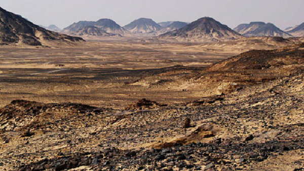 Khung cảnh nơi đây là những tảng đá màu đen xen kẽ với đá nâu vàng bình thường, bề mặt của sa mạc này được rải lên bằng rất nhiều viên đá nhỏ màu đen với những hình thù khác nhau.