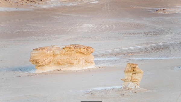 Ban ngày, ánh nắng mặt trời phủ lên Farafra một màu hồng cam nhẹ nhàng, quyến rũ, nhưng về đêm, nhìn sa mạc như một Nam Cực thứ hai, trắng xóa và lạnh lẽo.