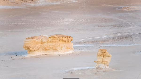 Ban ngày, ánh nắng mặt trời phủ lên Farafra một màu hồng cam nhẹ nhàng, quyến rũ, nhưng về đêm, nhìn sa mạc như một Nam Cực thứ hai, trắng xóa và lạnh lẽo.