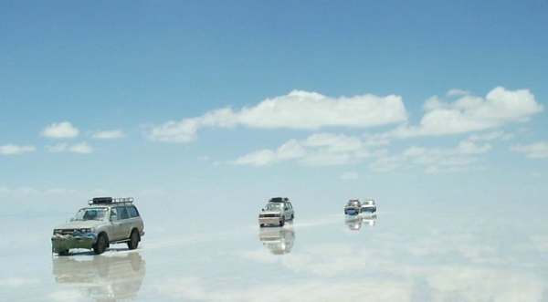 Trước đây khu vực này là 2 hồ nước mặn lớn, sau đó dần khô cạn, muối ở đây mịn và nhiều như cát nên được nhiều người gọi là sa mạc muối.