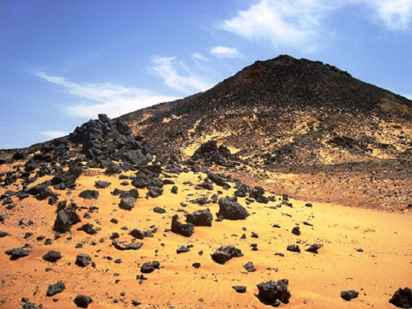 Sa mạc đen ở Ai Cập được tạo thành từ tàn tro núi lửa lẫn với cát do sự phun trào của núi lửa.