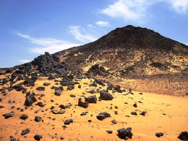 Sa mạc đen ở Ai Cập được tạo thành từ tàn tro núi lửa lẫn với cát do sự phun trào của núi lửa.