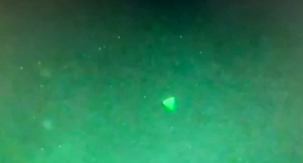 Lực lượng Đặc nhiệm UAP là bộ phận chuyên phụ trách điều tra về các vật thể bay không xác định này của Bộ Quốc phòng Mỹ. Trong đoạn video được thủy thủ tàu USS Russell ghi lại, một vật thể bay giống kim tự tháp đang lượn lờ ngay trên tàu chiến của nước này.