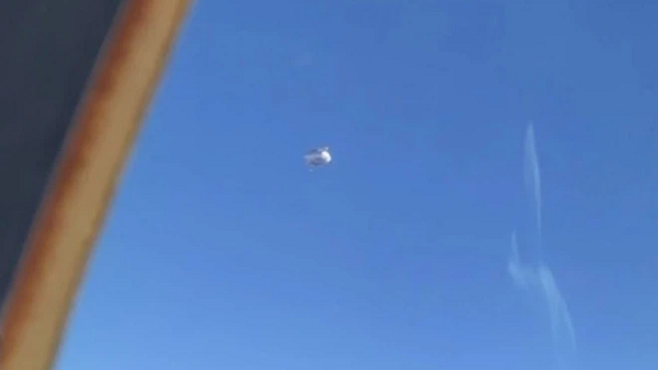 Bên cạnh đó, nhà làm phim Corbell còn chia sẻ 3 hình ảnh do tàu tuần dương USS Omaha ghi lại về một vật thể bay hình cầu, vốn có thể lao thẳng xuống nước mà không bị thiệt hại.