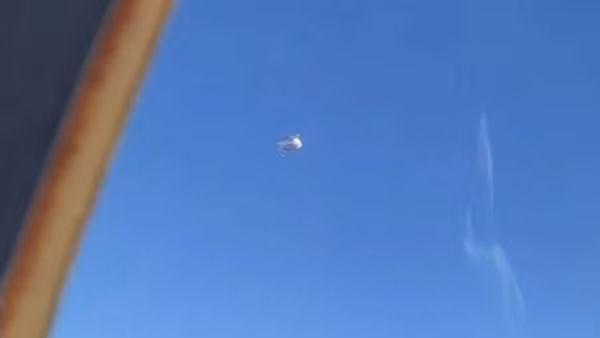 Bên cạnh đó, nhà làm phim Corbell còn chia sẻ 3 hình ảnh do tàu tuần dương USS Omaha ghi lại về một vật thể bay hình cầu, vốn có thể lao thẳng xuống nước mà không bị thiệt hại.