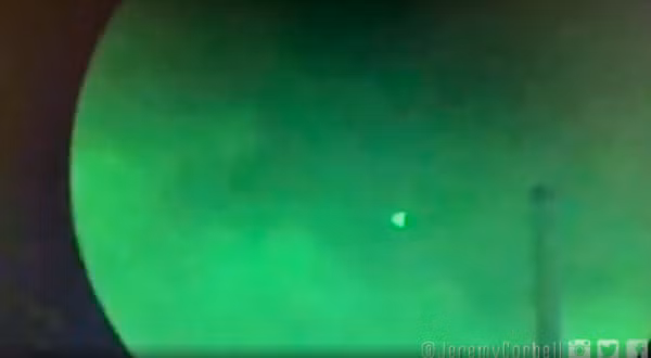 Hình ảnh và video này được rò rỉ từ cuộc điều tra về UFO của Lực lượng Đặc nhiệm UAP, sau đó rơi vào tay nhà làm phim Jeremy Corbell, người từng làm phim tài liệu về UFO, trước khi chúng được công bố rộng rãi trên Internet.