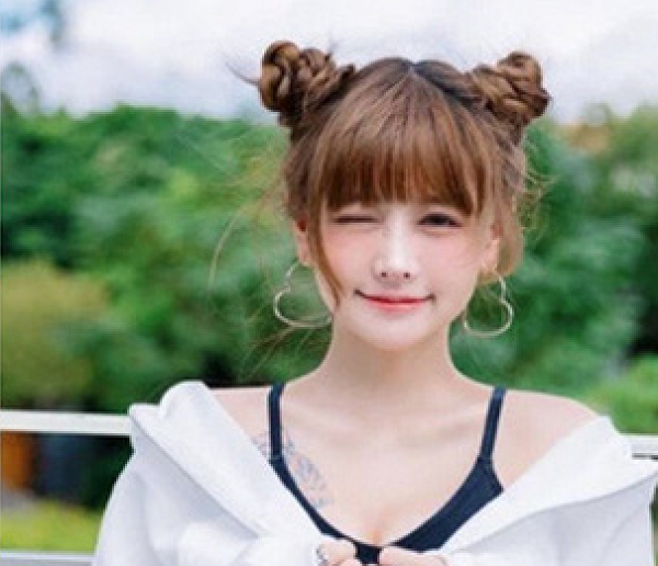 Thông cảm và muốn trấn an nữ streamer xinh đẹp, các fan đã liên tiếp donate (ủng hộ) cho Yiyang. Tới cuối buổi phát sóng, cô nàng đã nhận được khoảng 12 nghìn USD (tương đương với 277 triệu VNĐ) tiền donate từ những người xem trực tiếp.