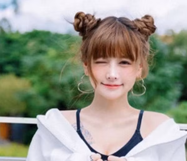 Thông cảm và muốn trấn an nữ streamer xinh đẹp, các fan đã liên tiếp donate (ủng hộ) cho Yiyang. Tới cuối buổi phát sóng, cô nàng đã nhận được khoảng 12 nghìn USD (tương đương với 277 triệu VNĐ) tiền donate từ những người xem trực tiếp.