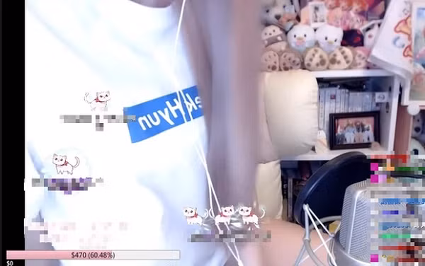 Nguyên nhân là do nơi Yiyang ở phải hứng chịu một cơn động đất khá mạnh. Nữ streamer ngay lập tức chạy đi tìm chỗ trú ẩn và thật may mắn là cô không bị thương.