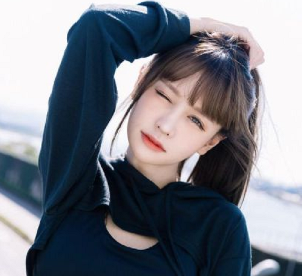 Trước đó, cô nàng streamer này cũng từng nổi khắp mạng xã hội với màn trực tiếp vén áo chứng minh mình có mặc quần với fan hâm mộ.