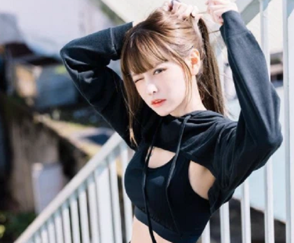 Câu chuyện bắt nguồn từ một buổi stream của Yiyang khi cô mặc một chiếc áo cực kỳ rộng để lên sóng.