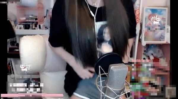 Khác với những nữ streamer khoe thân, cô nàng Yi Yang nhờ vào tài năng và sự đáng yêu của mình đã sở hữu hơn 100 nghìn lượt đăng ký trên nền tảng Twitch.