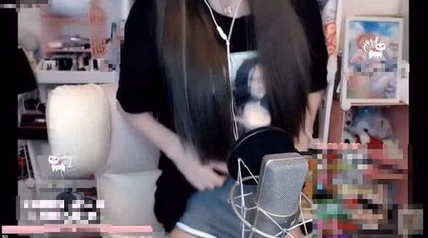 Khác với những nữ streamer khoe thân, cô nàng Yi Yang nhờ vào tài năng và sự đáng yêu của mình đã sở hữu hơn 100 nghìn lượt đăng ký trên nền tảng Twitch.