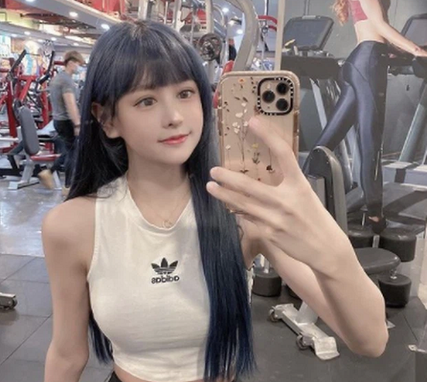 Dù sau đó cô nàng đã lên tiếng giải thích nhưng người hâm mộ của Yiyang vẫn không tin. Có lẽ Yiyang cảm thấy khó chịu vì bị nghi oan nên đã đứng dậy, vén chiếc áo mình đang mặc để chứng minh rằng cô có mặc quần.