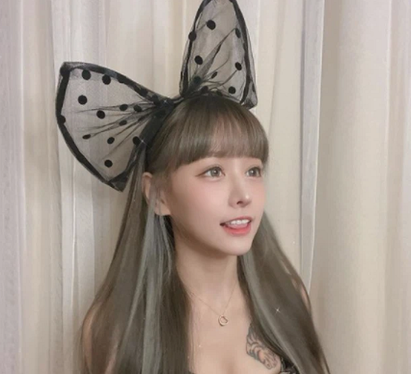 Ngay khi fan của cô nàng nhìn thấy điều này, họ đã cho rằng Yiyang không hề mặc quần và dùng chiếc áo rộng đó để che đi những bộ phận nhạy cảm.