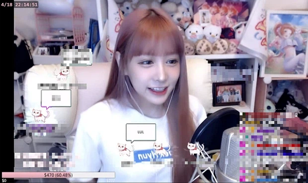 Gần đây, trong một lần lên sóng để ca hát phục vụ khán giả như thường lệ, các vật dụng trong nhà cùng cơ thể của cô nàng bỗng nhiên rung lắc dữ dội khiến các fan vô cùng hoang mang và lo lắng.