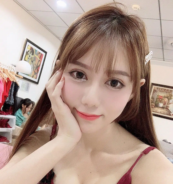 Trong một lần lên sóng giao lưu với các fan hâm mộ, với một chiếc áo quây màu đen mỏng manh phản chủ, Jia đã bất ngờ gặp phải sự cố về trang phục, khiến cho cô nàng gặp sự cố tuột áo ngay trên sóng.