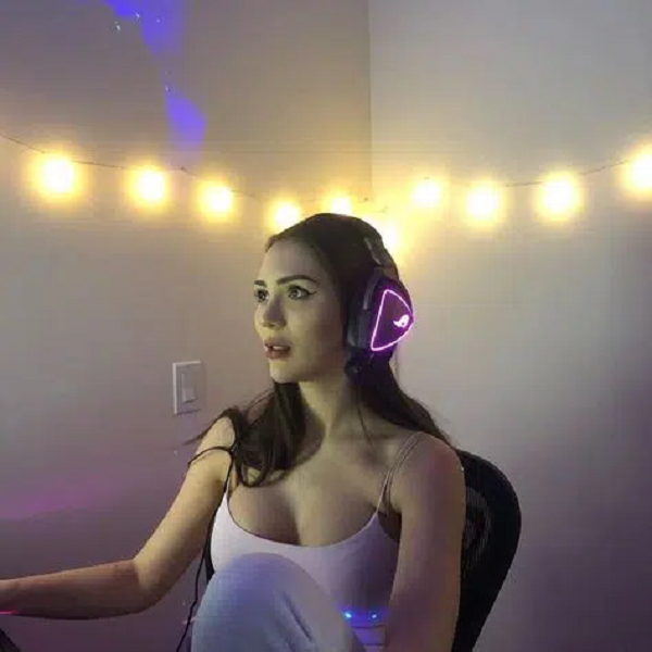 Cô nàng streamer mang tên Nezuko_gaming05 đã bị "bay màu" kênh livestream sau khi vi phạm các quy tắc về trang phục trên nền tảng.