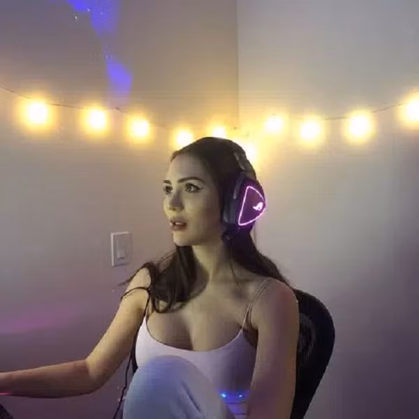 Cô nàng streamer mang tên Nezuko_gaming05 đã bị "bay màu" kênh livestream sau khi vi phạm các quy tắc về trang phục trên nền tảng.