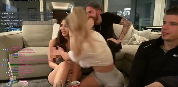 Ở góc quay thường thì chưa thấy, tới khi Nezuko ngồi trong phòng khách và dựa sát vào ghế sofa, chi tiết "nhạy cảm" ở vòng một cô nàng mới bất ngờ lộ rõ và khiến cho cộng đồng mạng cực kỳ chú ý.