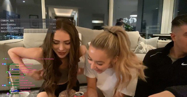 Ngay sau đó, người bạn áo trắng đã kịp phát hiện ra vấn đề và vội vàng lấp ống kính, lấy tay che ngực cho cô nàng streamer. Mặc dù Nezuko đã lên tiếng thanh minh rằng đó chỉ là tai nạn, thế nhưng kênh livestream của cô nàng vẫn bay màu không lâu sau đó.