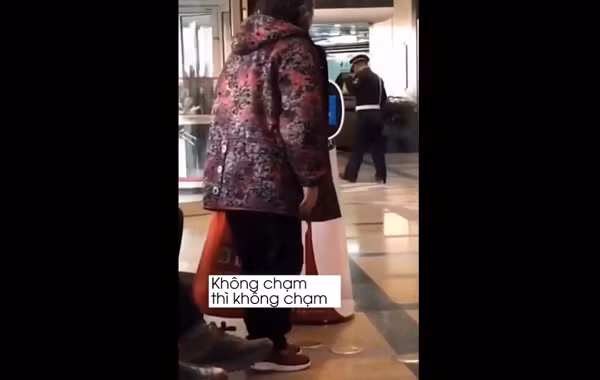 Bà lão đáp lại TuTu bằng giọng điệu khá "hờn dỗi". Tuy nhiên theo những người chứng kiến cuộc cãi vã, dù có vẻ lớn tiếng nhưng không khí lại không quá căng thẳng nên không ai can ngăn và đều tỏ ra thích thú.