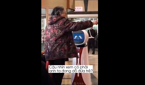 Bà lão liên tục chỉ về phía trong quầy, thậm chí còn xoay người TuTu về hướng đó để quan sát thấy những gì bà nói.