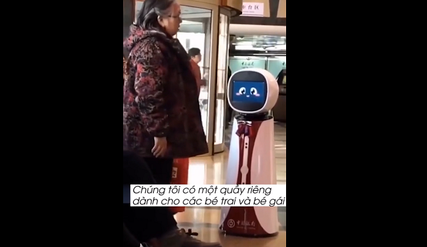 Ngân hàng cũng có quầy riêng dành cho các bé trai và bé gái. Nhưng không để robot TuTu nói hết câu, bà lão đã ngắt lời và dường như vẫn chưa cảm thấy thỏa đáng.