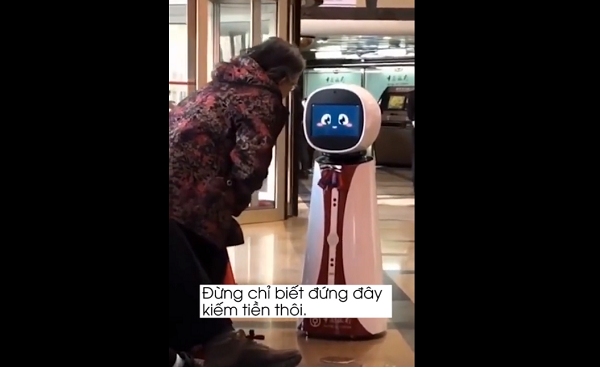 Dù biểu lộ một khuôn mặt đáng thương và cố gắng giải thích rằng công việc tại ngân hàng đã được phân công rõ ràng. Mỗi người một công việc không giống nhau.