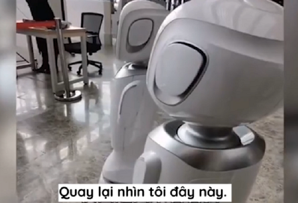 Cuộc trò chuyện hài hước và giọng nói đáng yêu của hai robot khiến cộng đồng mạng tưởng như đang xem màn đấu khẩu giữa một cặp tình nhân.