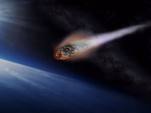 Các nhà nghiên cứu thiên văn chia sao chổi thành 3 loại, ngắn hạn, dài hạn và sao chổi thoáng qua. Sao chổi ngắn hạn có chu kỳ quỹ đạo ít hơn 200 năm, sao chổi dài hạn có chu kỳ lớn hơn. Còn sao chổi thoáng qua có quỹ đạo parabol hoặc hypecbol, chúng bay qua mặt trời một lần và sẽ ra đi mãi mãi sau đó.