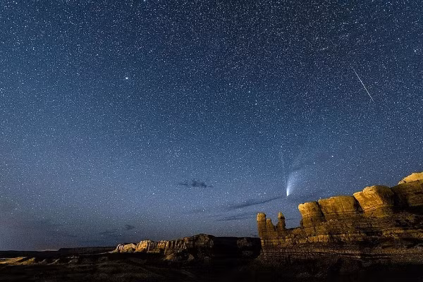 Phân tích lớp bụi của 2I/Borisov cho thấy nó gồm những "viên sỏi" nhỏ với thành phần giàu carbon monoxide và nước, có lẽ được hình thành ở vùng bên trong của hệ sao, trước khi trộn lẫn với nhiều loại đá khác để tạo thành sao chổi.