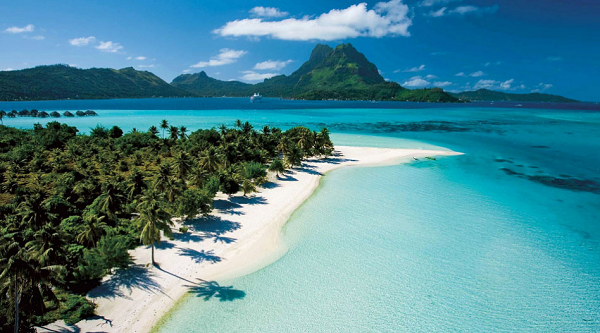 Martinique được ca ngợi là một trong những hòn đảo hấp dẫn nhất của vùng biển Caribbean. Bởi nơi đây là sự kết hợp của những bãi biển tuyệt đẹp trải dài với làn nước trong vắt cùng khu rừng mưa phong phú về hệ động - thực vật.