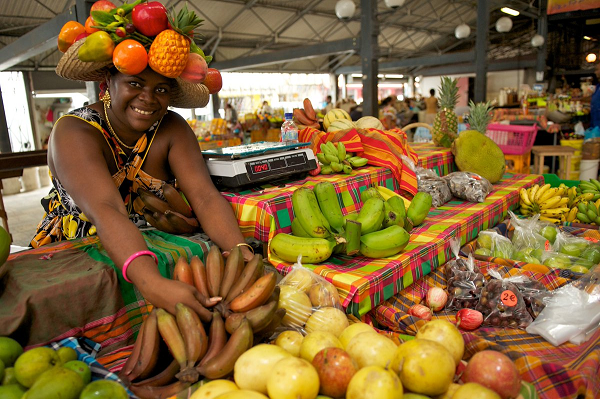 Ngoài một chiều cao đáng nể, người dân Martinique còn một phong tục kì lạ đó là không bao giờ cúi mình. Phong tục này bắt nguồn từ truyền thuyết về đảo trưởng của Martinique.