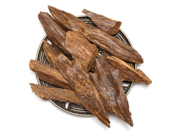 Trầm hương là vị thuốc quý hiếm trong đông y, có tác dụng giáng khí, nạp thận, bình can tráng nguyên dương, chữa các bệnh đau bụng, đau ngực, nôn mửa, hen suyễn, lợi tiểu, giảm đau, trấn tĩnh, cấm khẩu, hạ sốt, khó thở, thổ huyết…Trầm hương còn giúp tăng bản lĩnh phái mạnh.