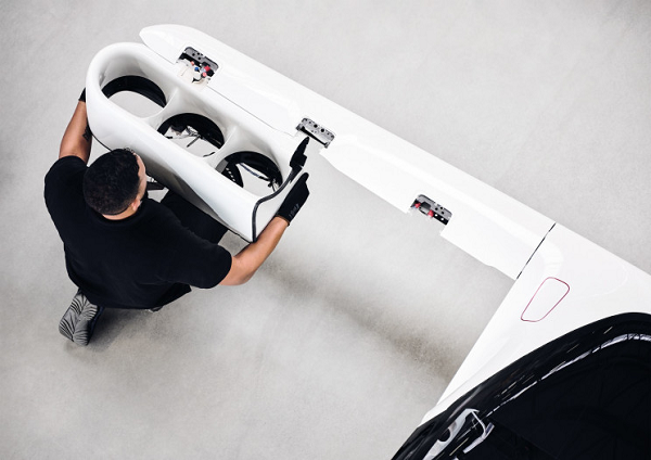 Bên cạnh đó, công ty còn hợp tác với Toray Industries cung cấp vật liệu tổng hợp sợi carbon hiệu suất cao, và Lufthansa Aviation Training để tổ chức chương trình đào tạo phi công.