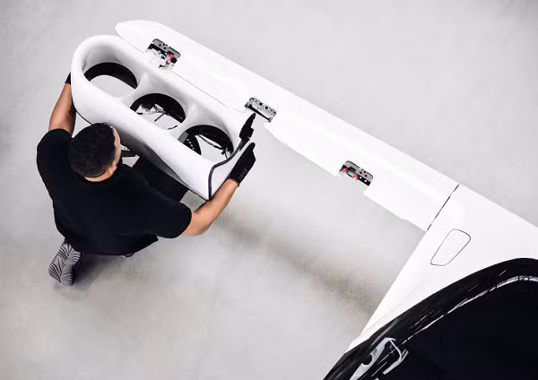 Bên cạnh đó, công ty còn hợp tác với Toray Industries cung cấp vật liệu tổng hợp sợi carbon hiệu suất cao, và Lufthansa Aviation Training để tổ chức chương trình đào tạo phi công.